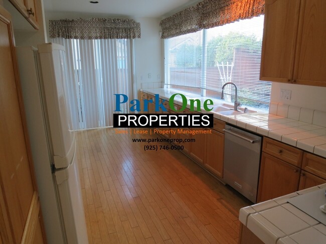 Building Photo - 3 Bedroom 2.5 Bath home Near Oakhurst