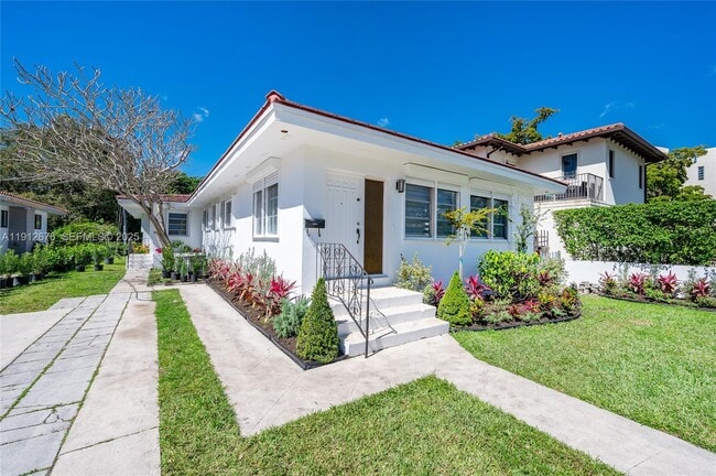 Building Photo - 1706 S Le Jeune Rd