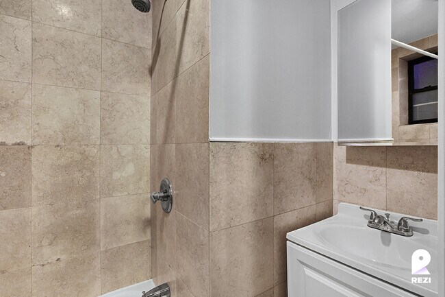 Foto del edificio - 336 W 49th St