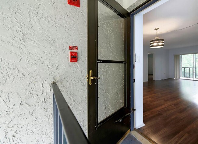 Foto del edificio - 120 Cypress Ln