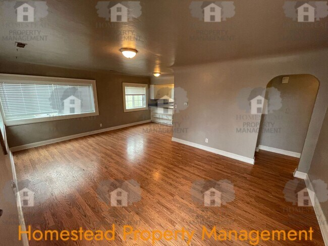 Building Photo - 660