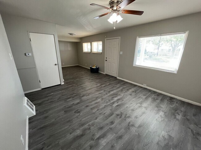 Foto del edificio - 3 Bedroom 1 Bath Home with Carport & Fenced Back Yard