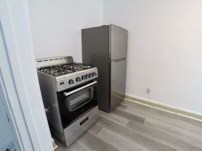 Building Photo - 1 Month Free! Remodeled & Sunny Studio wit...