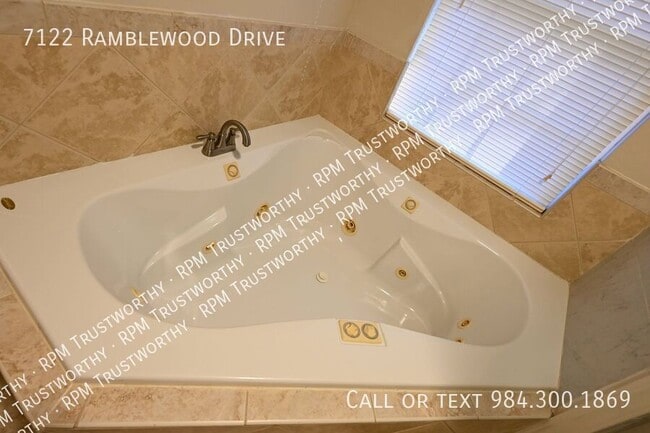 Building Photo - 7122 Ramblewood Dr