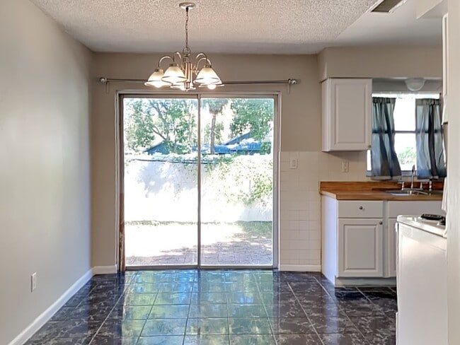 Foto del edificio - 1215 Lake Highland Dr