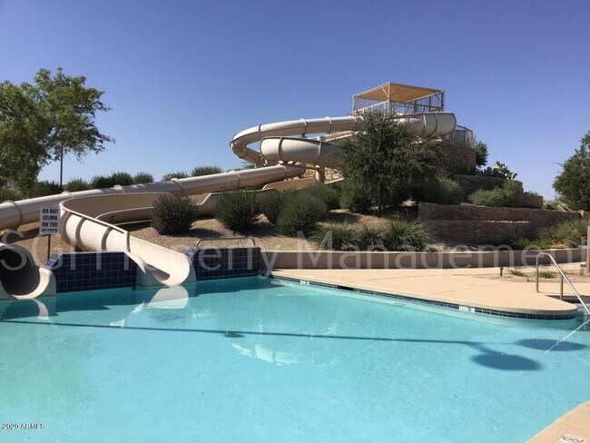 Foto del edificio - Large move in ready home available now