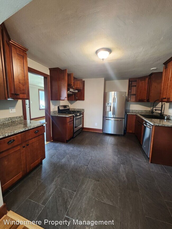 Building Photo - 4 br, 1.5 bath House - 3625 W F St