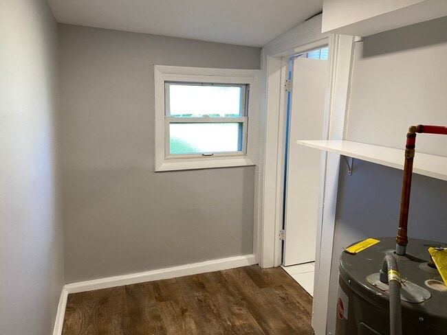 Building Photo - 565 pennington ave