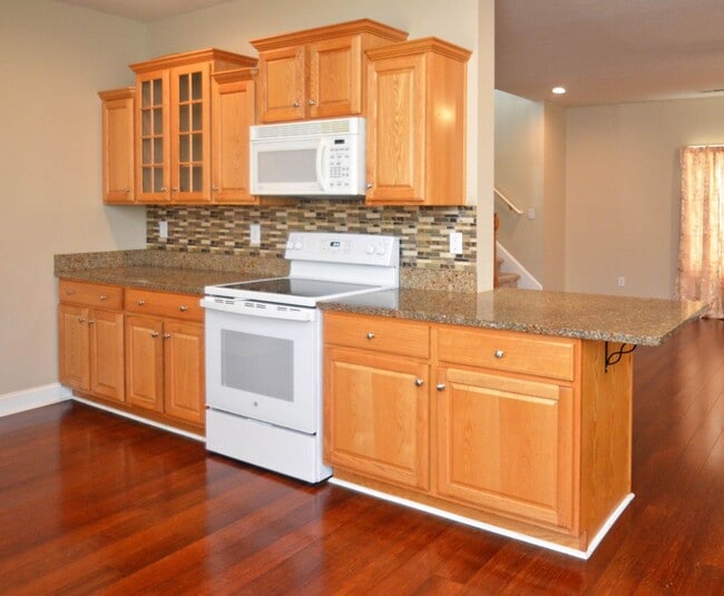 Photo - Live in Wyndhurst! House