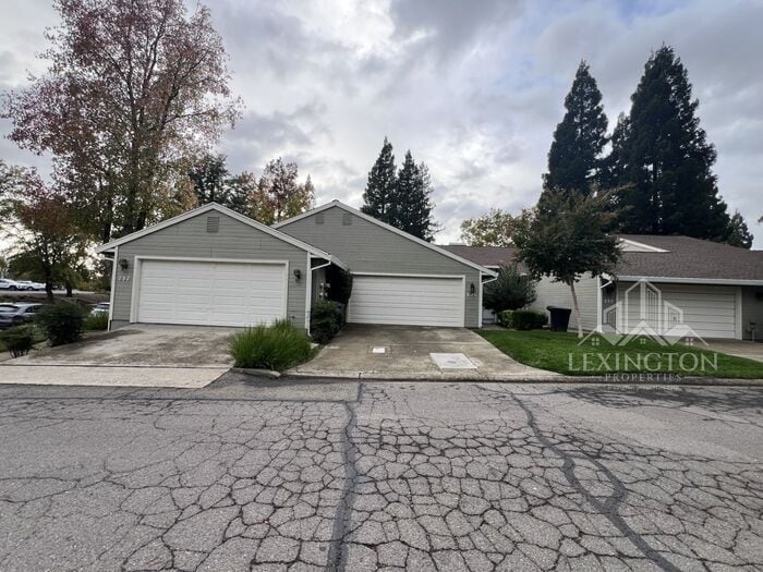 Foto principal - 235 Live Oak Cir