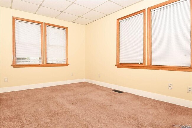 Foto del edificio - 53 Thorman Ave