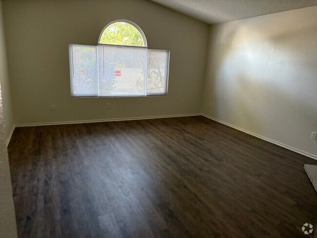 Building Photo - 2113 Phlox Ave
