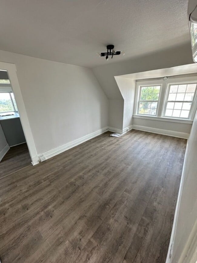 Building Photo - 753 Rossmore Ave