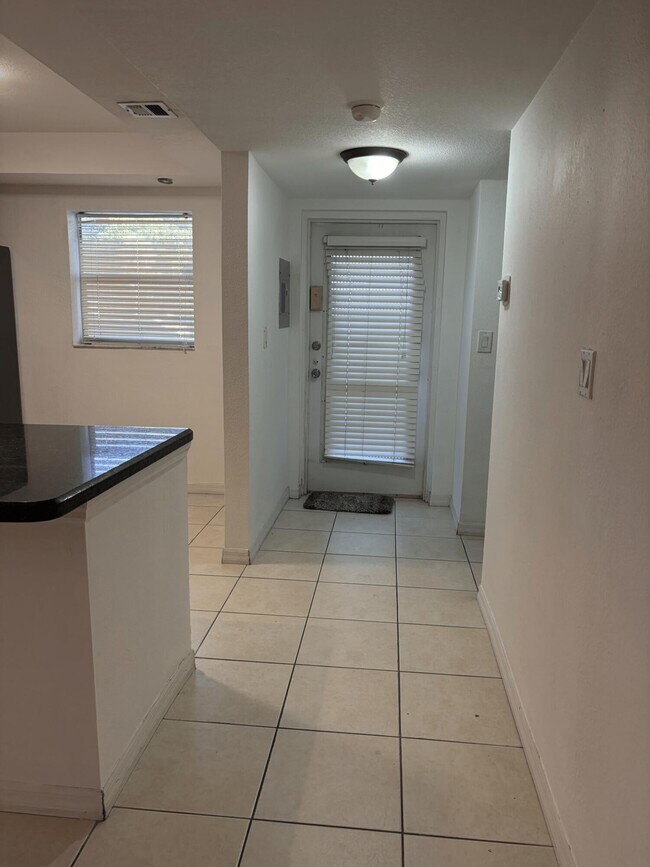 Foto del edificio - 8311 Sands Point Blvd