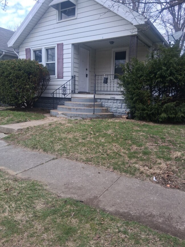 Building Photo - 1942 Barrows St