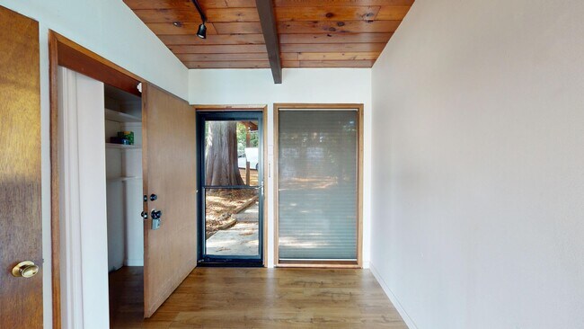 Foto del edificio - ***PENDING APPLICATION***Fantastic 3 Bedroom Home with Gorgeous Ocean View