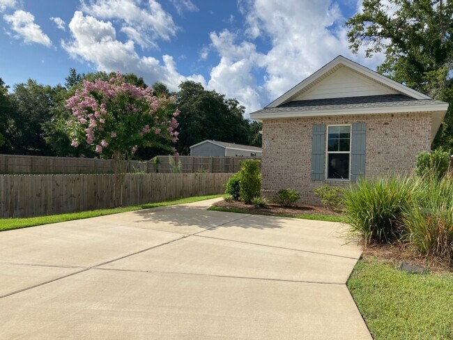 9.5 miles from Eglin - 100 Cottage Ct