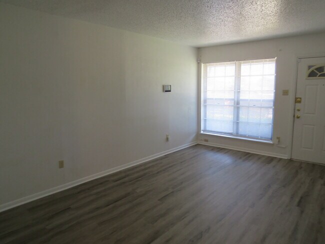 Foto del edificio - "Charming 3-Bedroom Home with 2 Full Baths...
