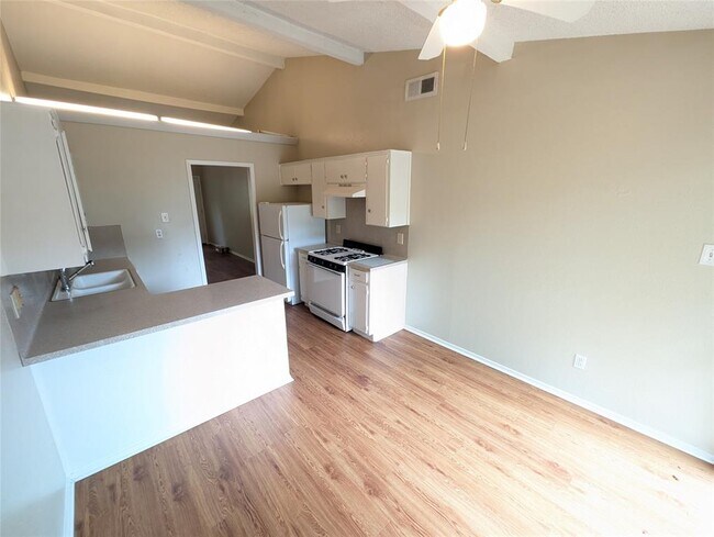 Foto del edificio - 6908 Circle S Rd