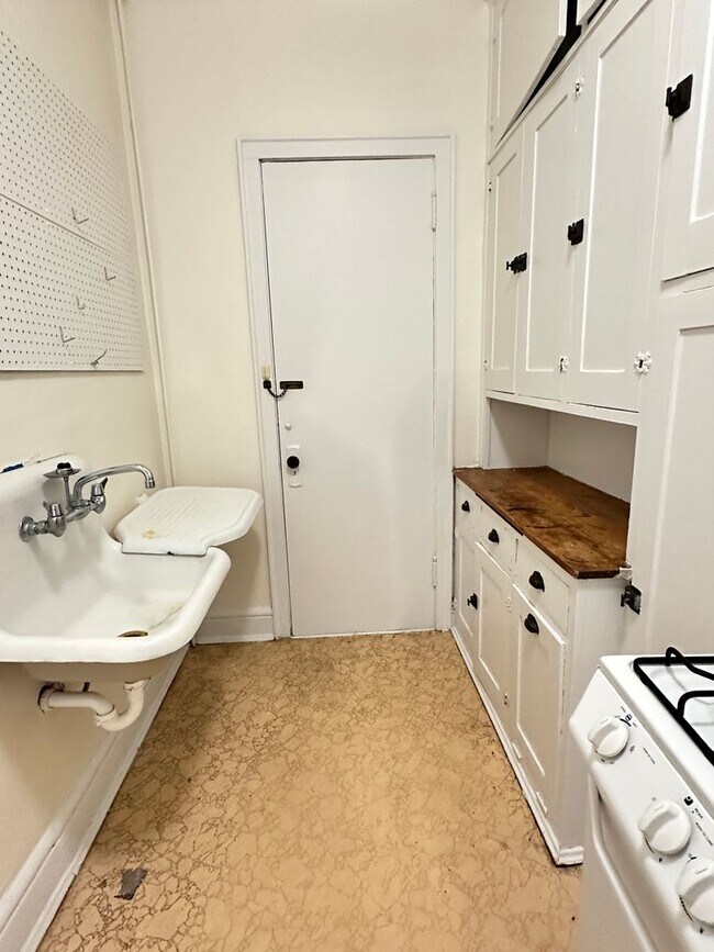 Foto del edificio - Studio Lakes Uptown Apartment, Blocks from...