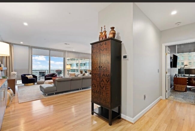 Foto del edificio - Centerpointe- Urban luxury living!!