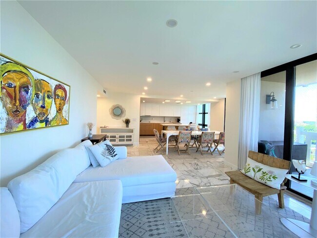 Foto del edificio - 1121 Crandon Blvd