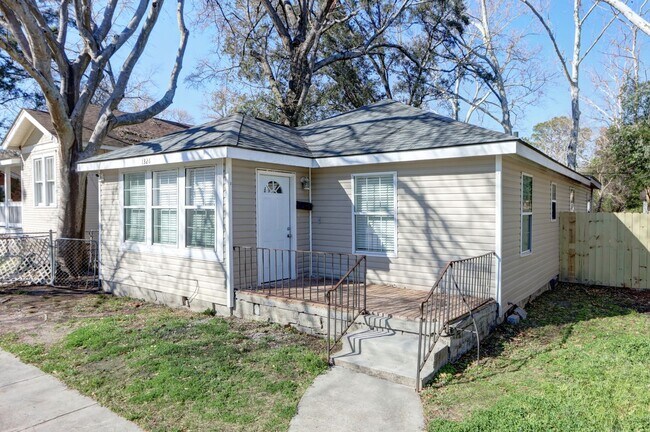 Foto del edificio - Renovated Single Family - Three Bedroom, Two Bathroom