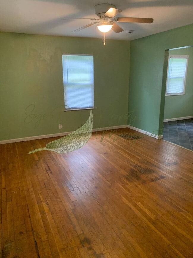 Building Photo - BRIGHT LAYOUT!