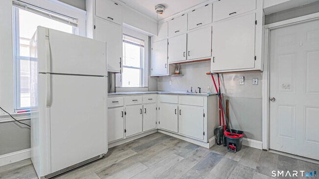 Building Photo - 88 William St