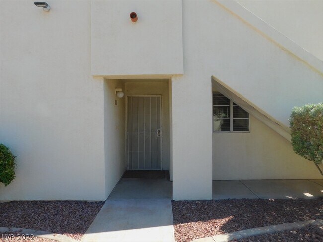 Building Photo - 698 S Racetrack Rd