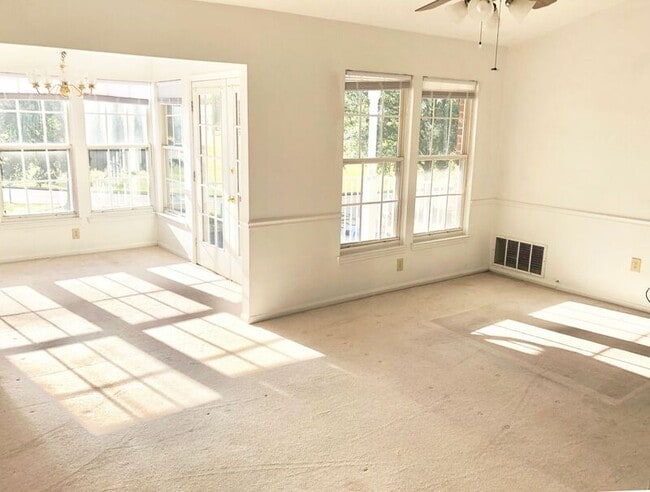 Building Photo - 9389 Horse Castle Ct