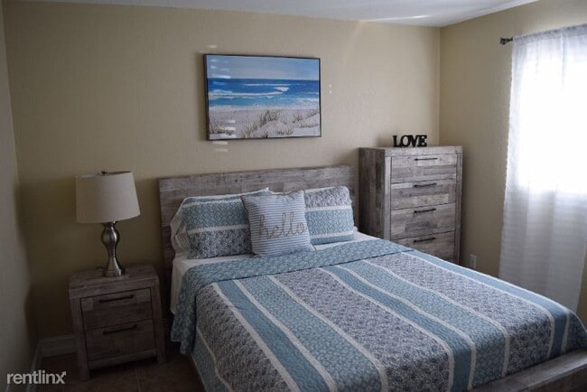 Building Photo - 2 br, 1 bath Apartment - 17 SW Hideaway Pl