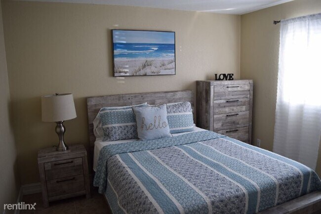 Building Photo - 2 br, 1 bath Apartment - 5 SW Hideaway Pl