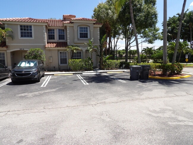Building Photo - 996 Summit Lake Dr