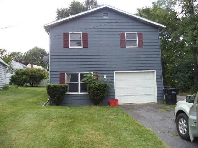 Foto del edificio - 4 Bedroom, 1.5 Bathroom House -- Available...