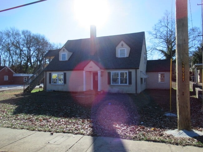 Building Photo - 1404 Maple St