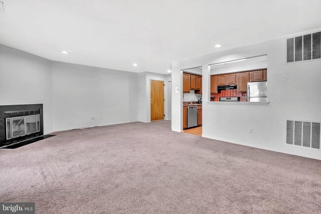Foto del edificio - 302 Trinity Ct