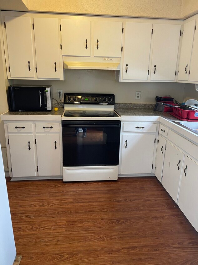 kitchen - 8831 Chapel Hill Rd