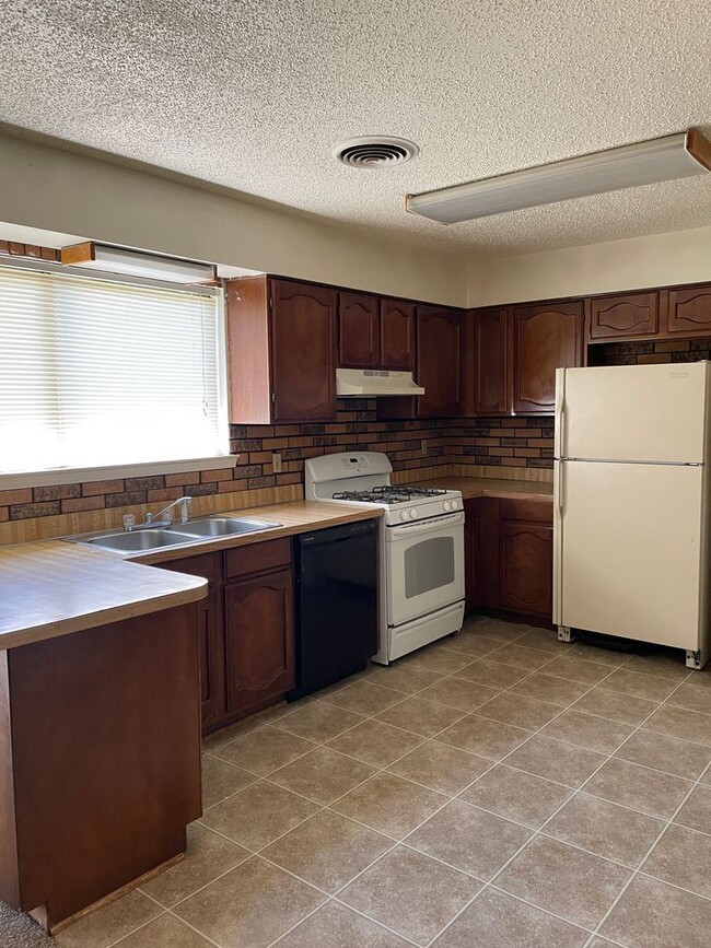 Building Photo - 4 br, 2 bath House - 502 E. La Paloma