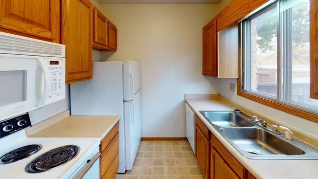 Building Photo - 2 Bedroom Townhome Available August 1st, 2026