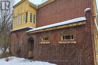 Building Photo - 297 Crichton St