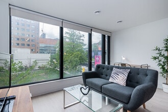 Building Photo - 1441 Rue Saint-Urbain