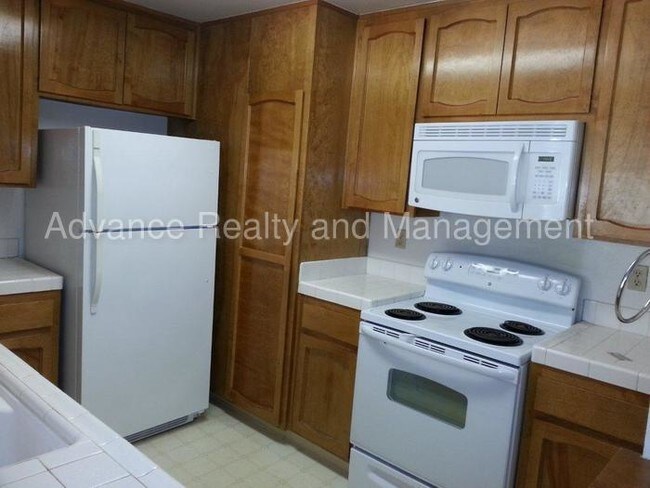 Building Photo - 2607 Pirineos Way