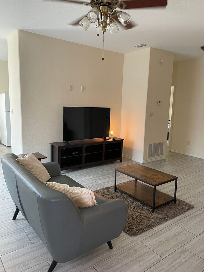 Foto del edificio - 1 bedroom /1 bathroom units available in a brand new complex!  Move in now!!
