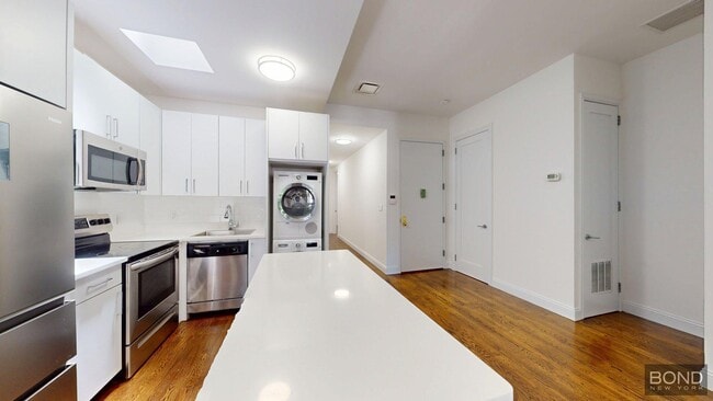 Building Photo - 116 E 60th St