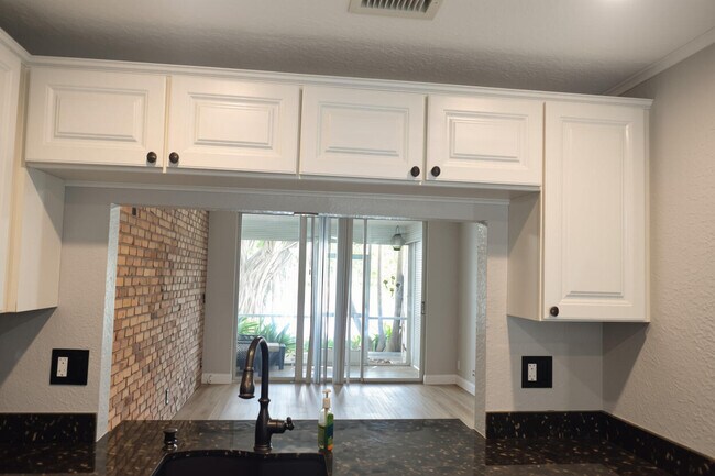 Foto del edificio - 9311 Orange Grove Dr