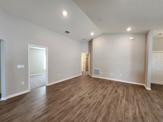 Foto del edificio - LIKE NEW!!! 4-Bedroom, 2-Bathroom in Villamar Winter Haven