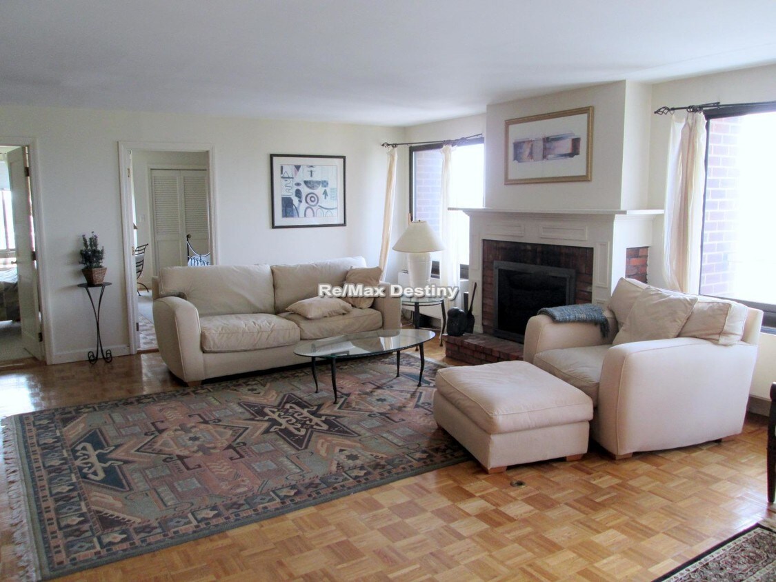 Primary Photo - 1105 Massachusetts Ave