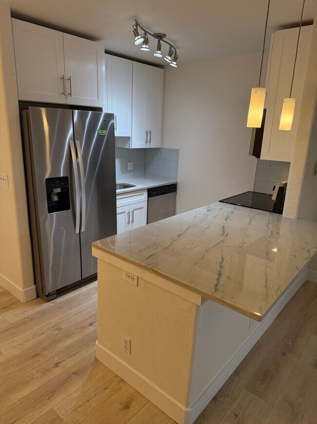 Building Photo - Available NOW! Updated 1 Bedroom 1 Bath Condo for Rent in Jefferson Park