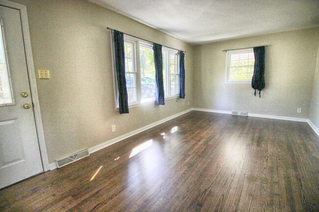 Foto del edificio - Super Southwest Durham home with fenced in...